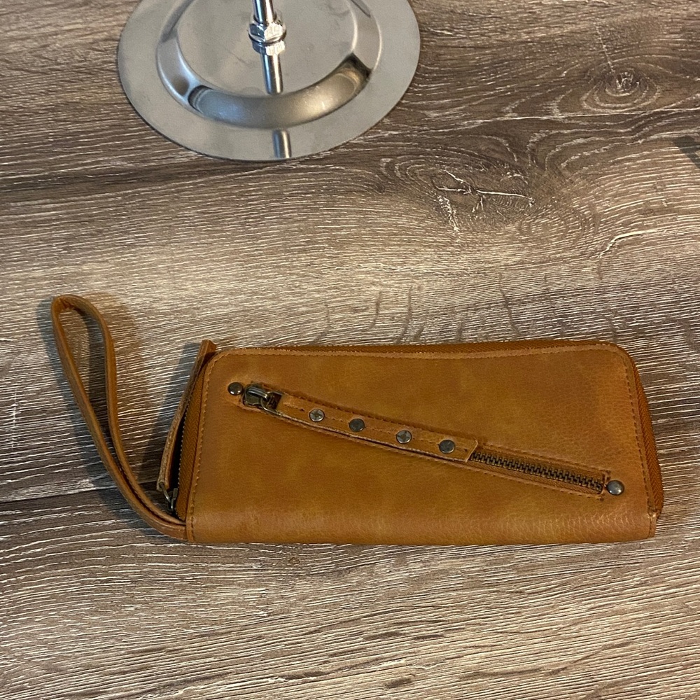 Free People Cognac Leather Wristlet Wallet 🔮 HOST PICK 🔮